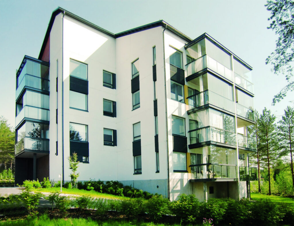 Vaalesävyinen kerrostalo